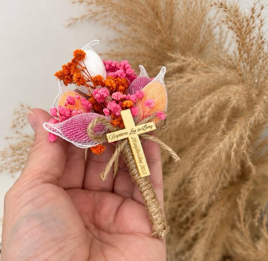 Bouquet Croix Fiorella personnalisée avec fleurs séchées pour baptême Lou et Amy