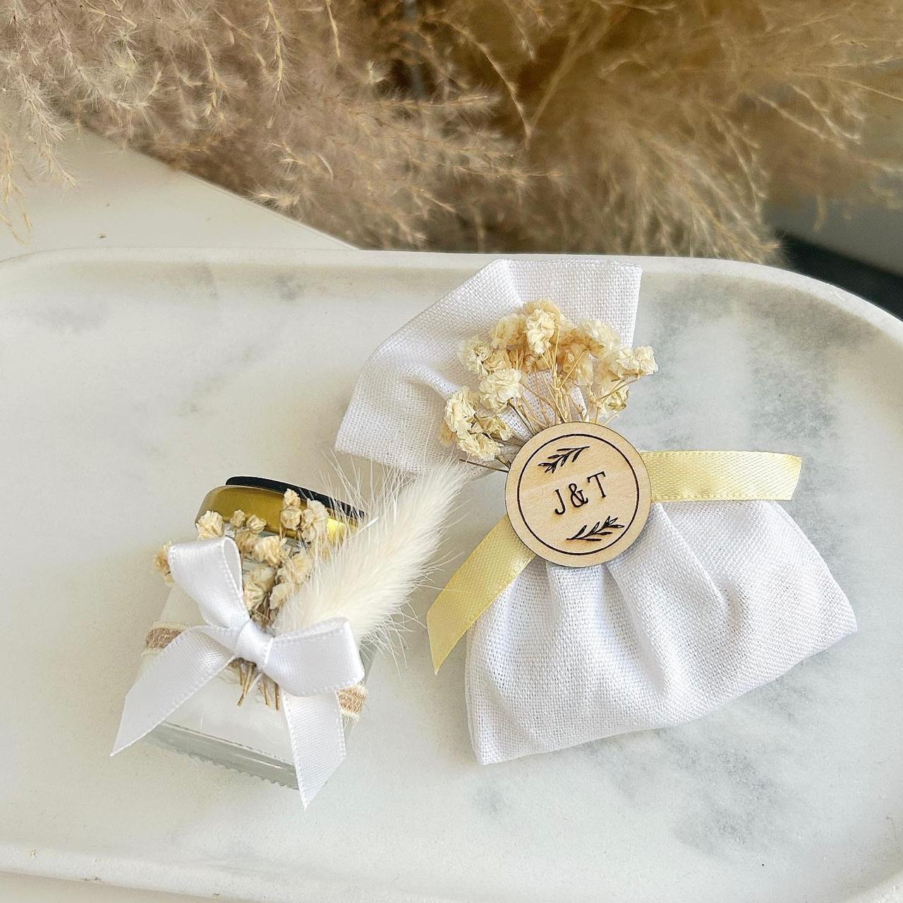 Bougie rustique personnalisée dans un petit pot en verre, couvercle doré, ruban blanc, fleurs séchées et plume, cadeau invité mariage.