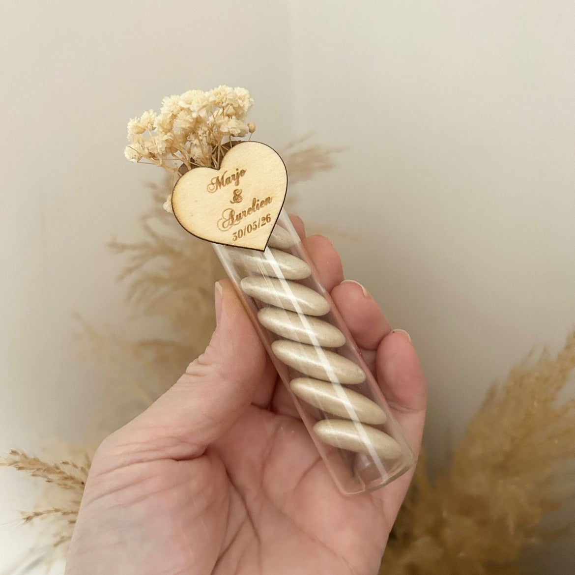 Tube de dragées Love nacrées avec cœur en bois gravé et fleurs séchées ivoire - cadeau invité pour mariage