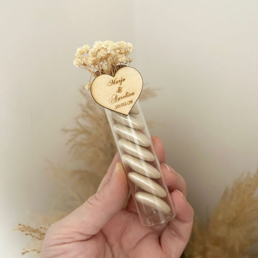 Tube de dragées Love nacrées avec cœur en bois gravé et fleurs séchées ivoire