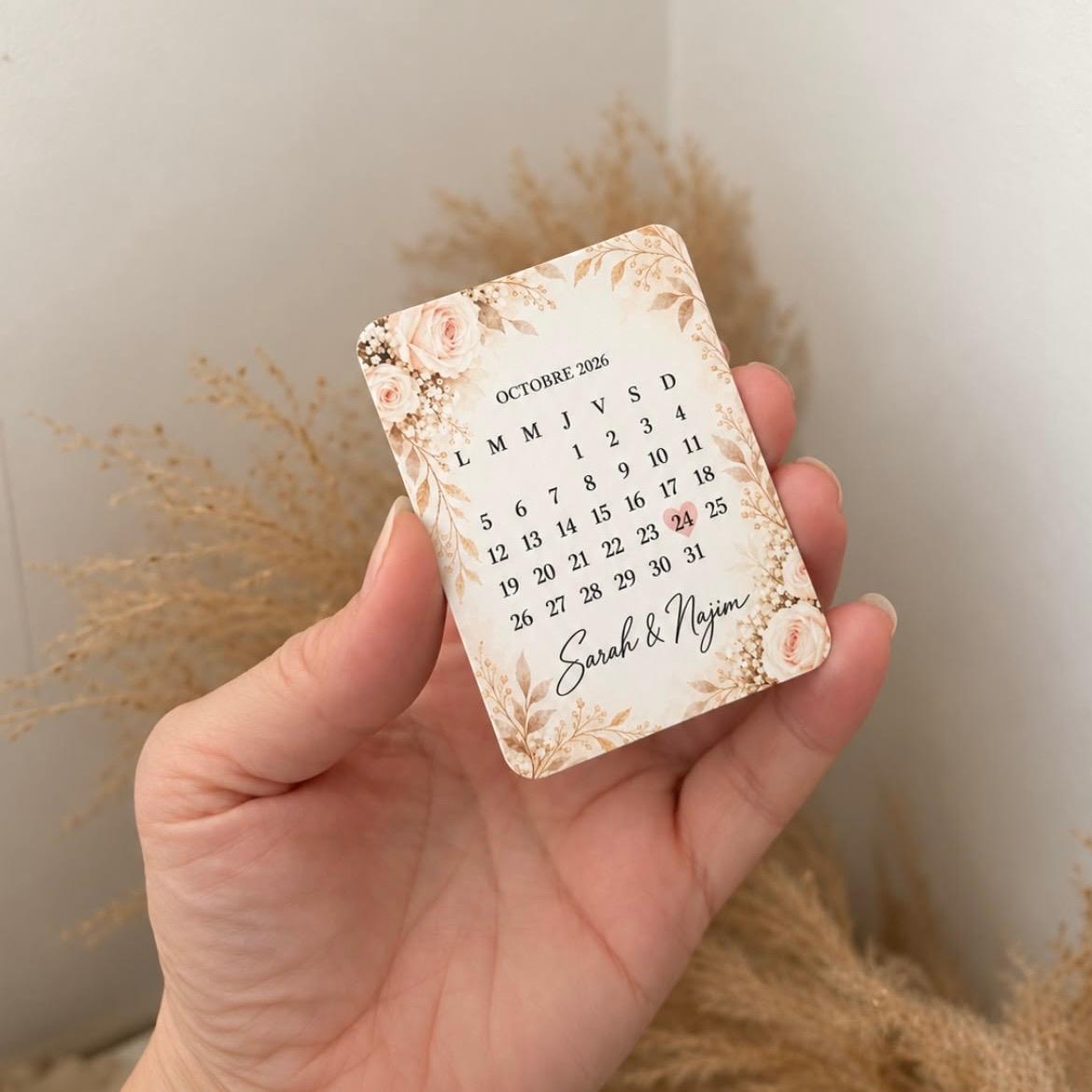 Magnet Grand Jour beige à motifs floraux avec calendrier personnalisé, souvenir invité original à petit prix.