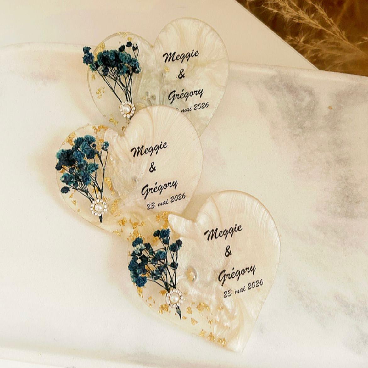 Magnet Love Bleuet cadeau invité bohème chic, magnet cœur nacré avec fleurs séchées bleues et éclats dorés