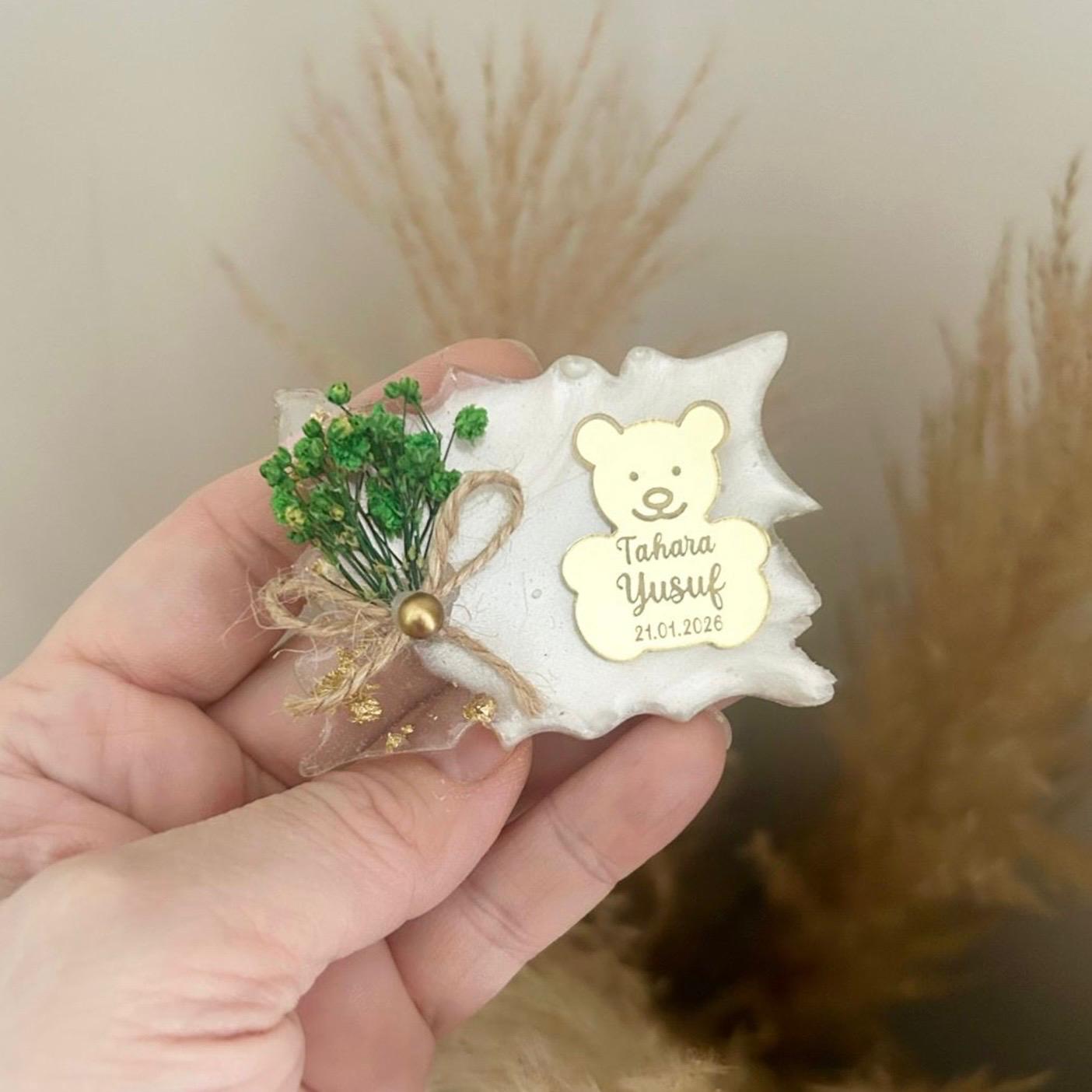 magnet tahara personnalisé avec ourson doré fleurs vertes et ruban cadeau invité baptême élégant et décoratif - MON CADEAU INVITE