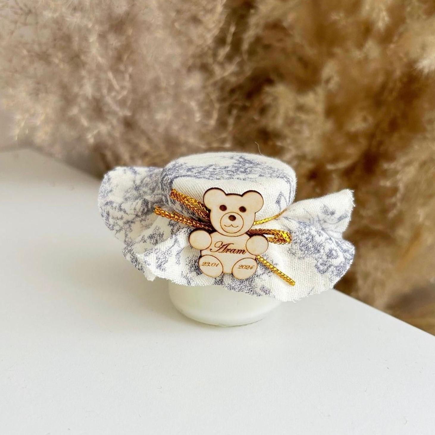 Bougie Jadore Cadeau invité baptême : bougie avec tissu marbré, nœud doré et décoration ourson en bois personnalisé.