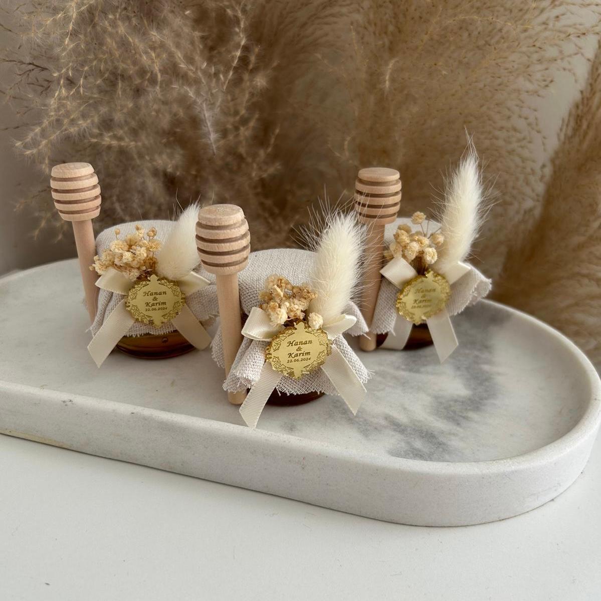Cadeau invité mariage : pot de miel artisanal avec bâtonnet, décoration bohème (pampas, fleurs séchées) et personnalisation prénoms et date