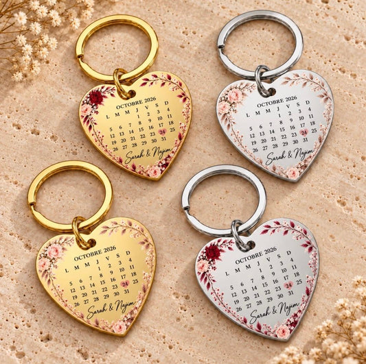 Porte-clés Grand Jour personnalisé en acier inoxydable, cœurs dorés et argentés avec calendrier floral, date et prénoms.