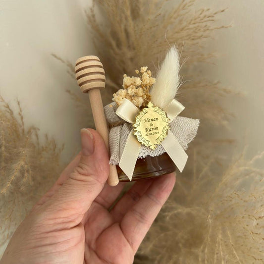 Cadeau invité mariage : pot de miel artisanal avec bâtonnet, décoration bohème (pampas, fleurs séchées) et personnalisation prénoms et date