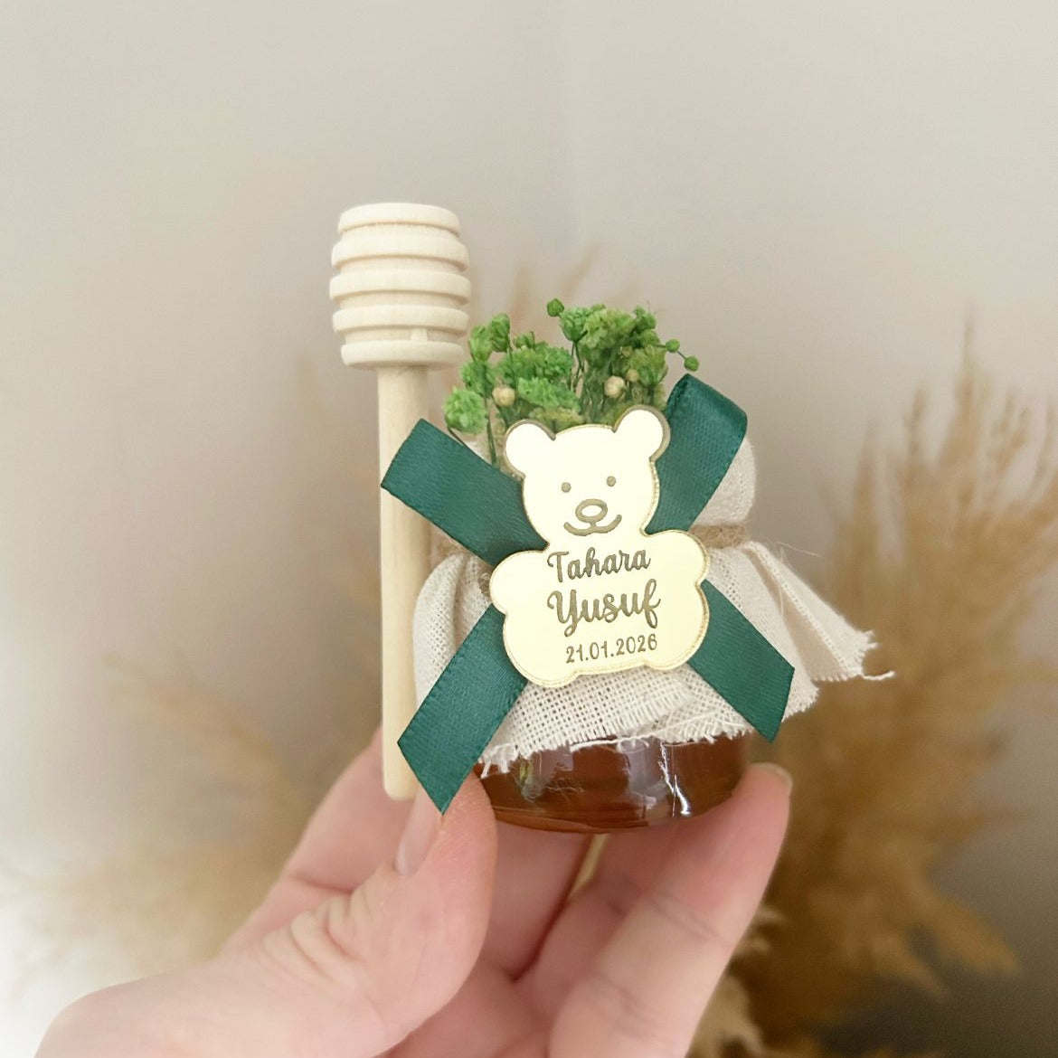 Pot de miel Tahara personnalisé avec ourson doré, ruban vert et cuillère à miel - cadeau invité pour Circoncision