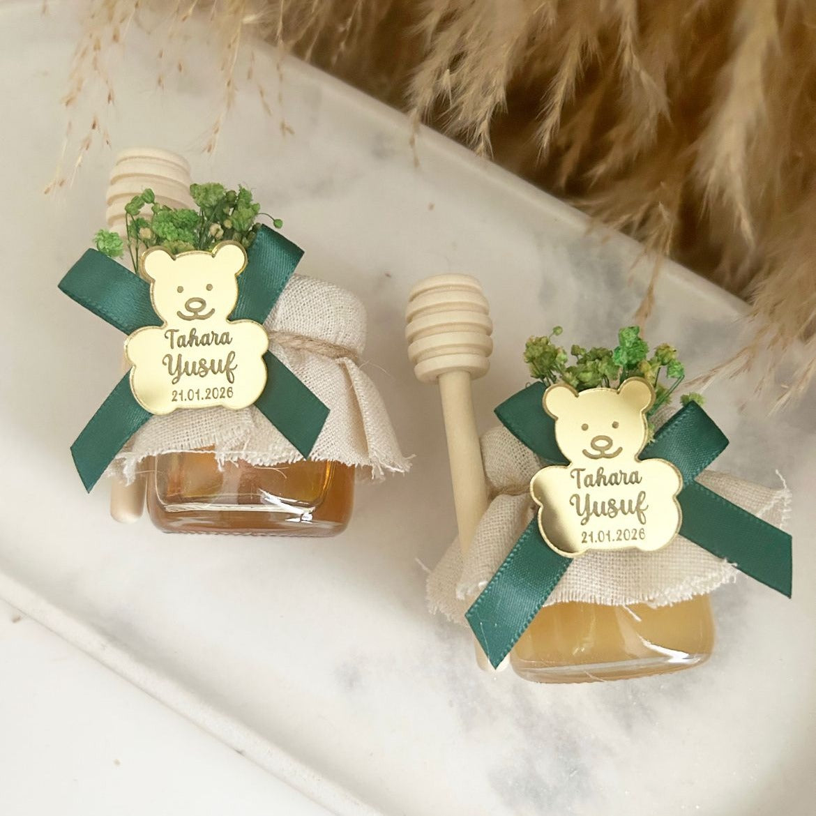 Pot de miel Tahara personnalisé avec ourson doré, ruban vert et cuillère à miel - cadeau invité pour Baptême
